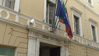 Fano - Magrebino aggredisce agenti e dipendenti di due locali, Questore emette Dacur